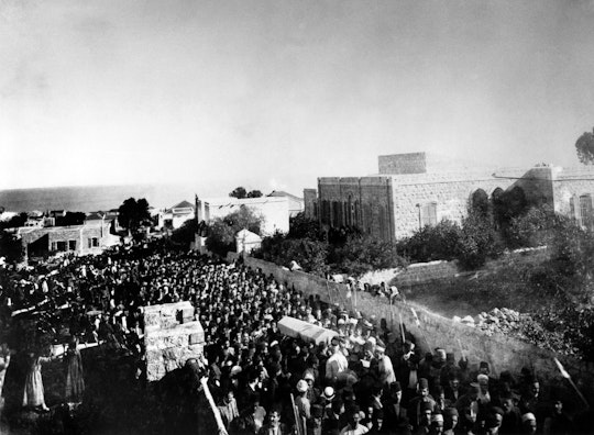 Ten thousand mourners from numerous religious backgrounds attend the funeral of ‘Abdu’l-Bahá in Haifa, 29 November 1921