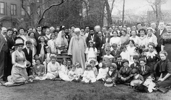‘Abdu’l-Bahá with a group of Bahá’ís at Lincoln Park in Chicago, Illinois, 3 May 1912