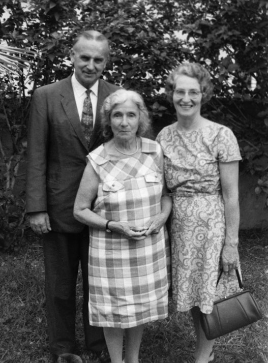 Bertha Dobbins (centre), Knight of Bahá’u’lláh for the New Hebrides Islands with Hand of the Cause, Collis Featherstone and his wife, Madge, in May 1971