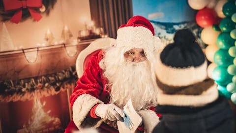 Bozicek_Bozickova-hisa_Magic-Avgustino_Stanko-Kozel-2022-24-1024x683