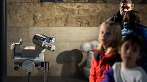 Vodstvo po razstavi Zverinice v slikah in lutkah