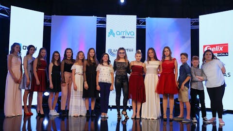 Otroci pojejo slovenske pesmi in se veselijo