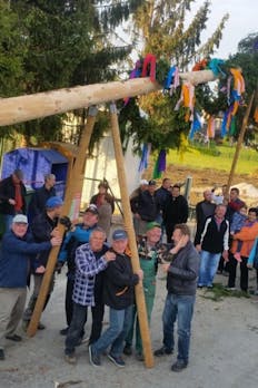 Postavljanje prvomajskih dreves