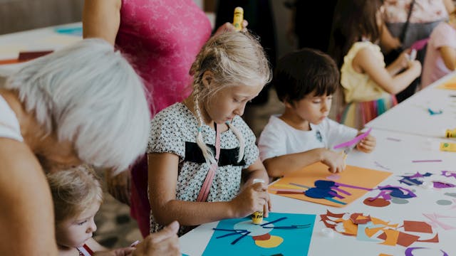 Družinska ustvarjalnica / Koščki umetnosti s Hudo mravljico v UGM