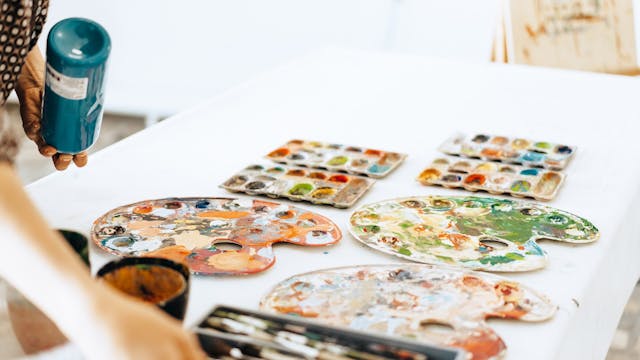 Mladi kopisti v galeriji