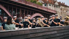Povorka Pihalnega orkestra Pošta Maribor