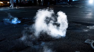 Nik Erik Neubauer / Bel dim, rjav odblèsk