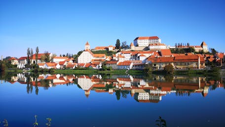 POVEZANA PRIHODNOST: MED TEHNOLOGIJO, DRUŽBO IN NARAVO