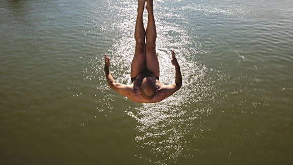 Skoki v vodo iz Starega mostu