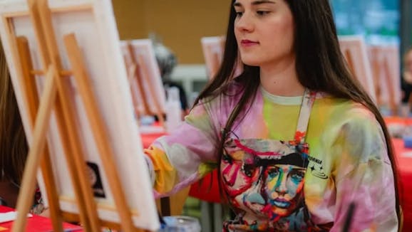 Poletje pri Najstarejši trti: Vino & umetnost