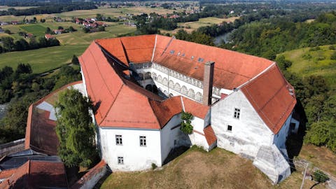 Grad Cmurek - Muzej norosti