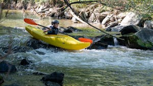 Spust s kajaki po reki Dravinji