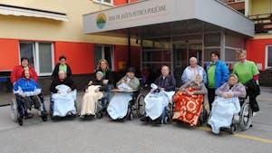 Sprehod s stanovalci na invalidskih vozičkih v sklopu Mednarodnega dneva starejših.