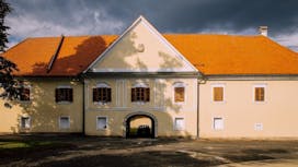 Arhitektura v preobrazbi: Račji dvor med zgodovino in prihodnostjo