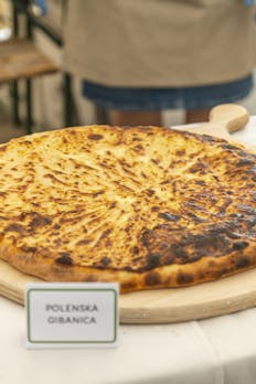 Peka in prodaja gibanic na Polenšaku