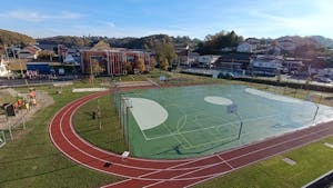 SLAVNOSTNA OTVORITEV PREPLAŠČENEGA ZUNANJEGA IGRIŠČA OB OSNOVNI ŠOLI BENEDIKT Z UMETNO MASO IN POSODOBLJENIH GARDEROBNIH TER SANITARNIH PROSTOROV ZA INVALIDE