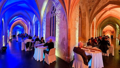 VALENTINOV PUSTNI PLES Z VEČERJO V DOMINIKANSKEM SAMOSTANU