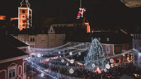 Spektakularen prihod Božička na Mestni trg