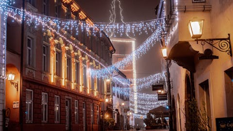 SPREHOD POD LUČKAMI