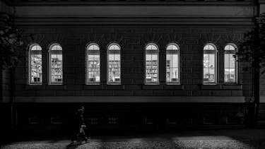 MED BESEDAMI IN SVETLOBO