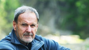 Viki Grošelj • Kjer v senci mogočnih gora zbledi človeški napuh …