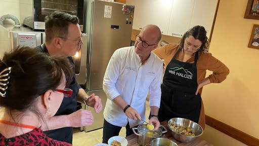 večrja v objemu gradu