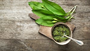 Lokalno sezonska kulinarika - priprava jedi iz koprive, čemaža, drobnjaka in rukole