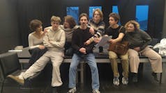 Mačka na vroči pločevinasti strehi