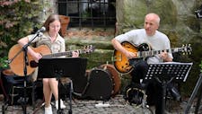 Glasbeni duet Zala Črešnik in Marko Zaletelj