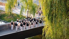Povorka Pihalnega orkestra Pošta Maribor