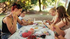 Poletni Art kamp • Vsem ljudem nikoli ne ustežeš