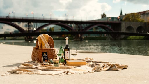 Piknik na mestni plaži s košarico dobrot Najstarejše trte in Dravskimi elektrarnami Maribor