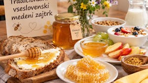 Tradicionalni slovenski medeni zajtrk in Teden slovenske hrane – obisk OŠ Kajetana Koviča