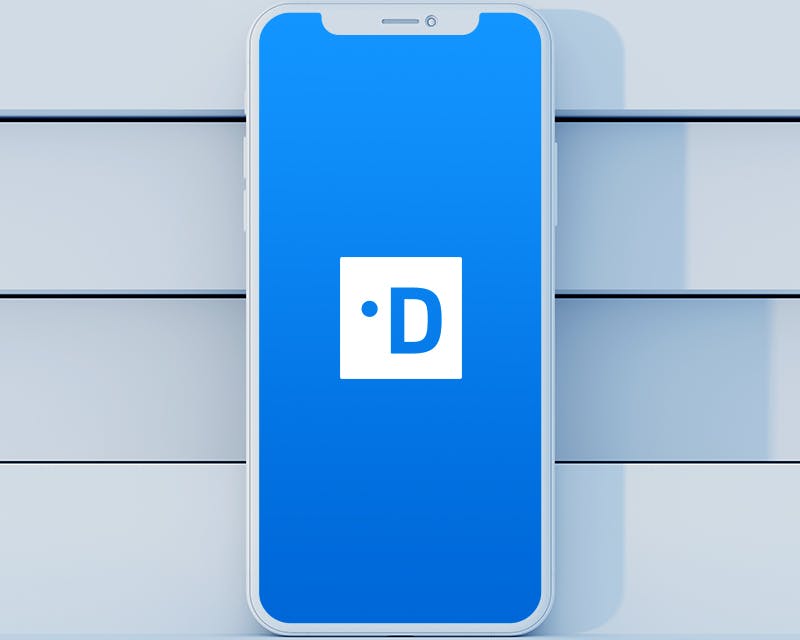 Uno smartphone bianco con uno schermo blu visualizza un'icona con la lettera "D" su uno sfondo moderno e semplice.