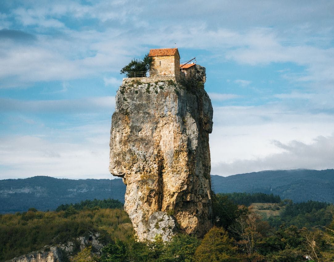 Casa costruita sulla cima di una roccia, un luogo bellissimo ma praticamente inaccessibile.