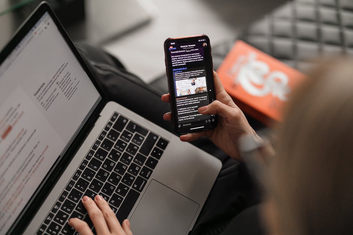 smart worker che lavora con smartphone e laptop
