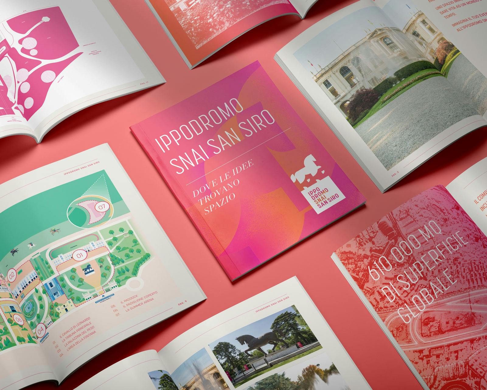 Riviste aperte su una superficie rosa, presentano grafici colorati e fotografie, con un opuscolo centrale dal titolo "Ippodromo Snai San Siro".