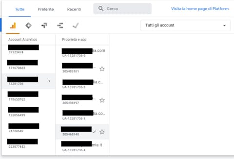 Esempi di codici proprietà su Analytics Screenshot dei codici proprietà di Analytics divisi per UA e Analytics 4.