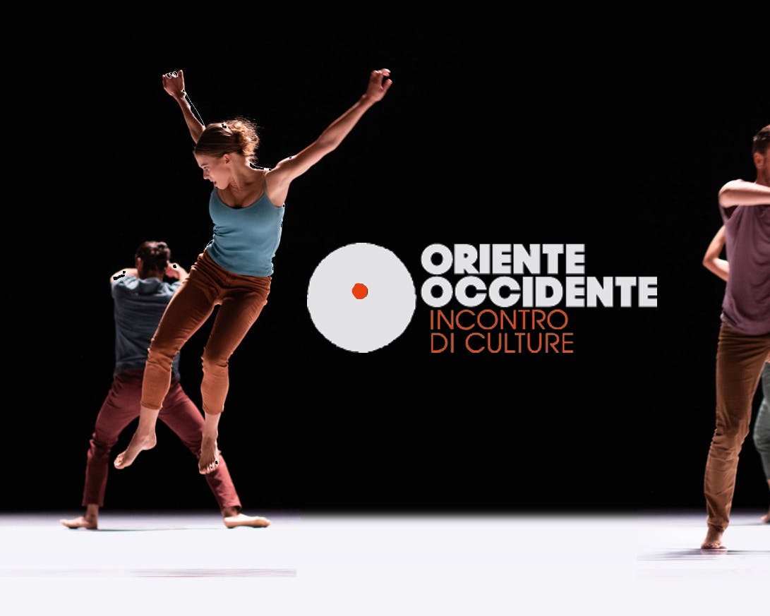 cover portfolio oriente occidente sito cover portfolio con logo centrale e dei ballerini a lato che ballano