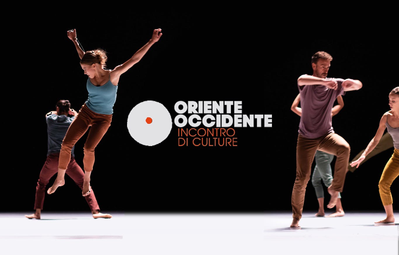 cover portfolio con logo centrale e dei ballerini a lato che ballano