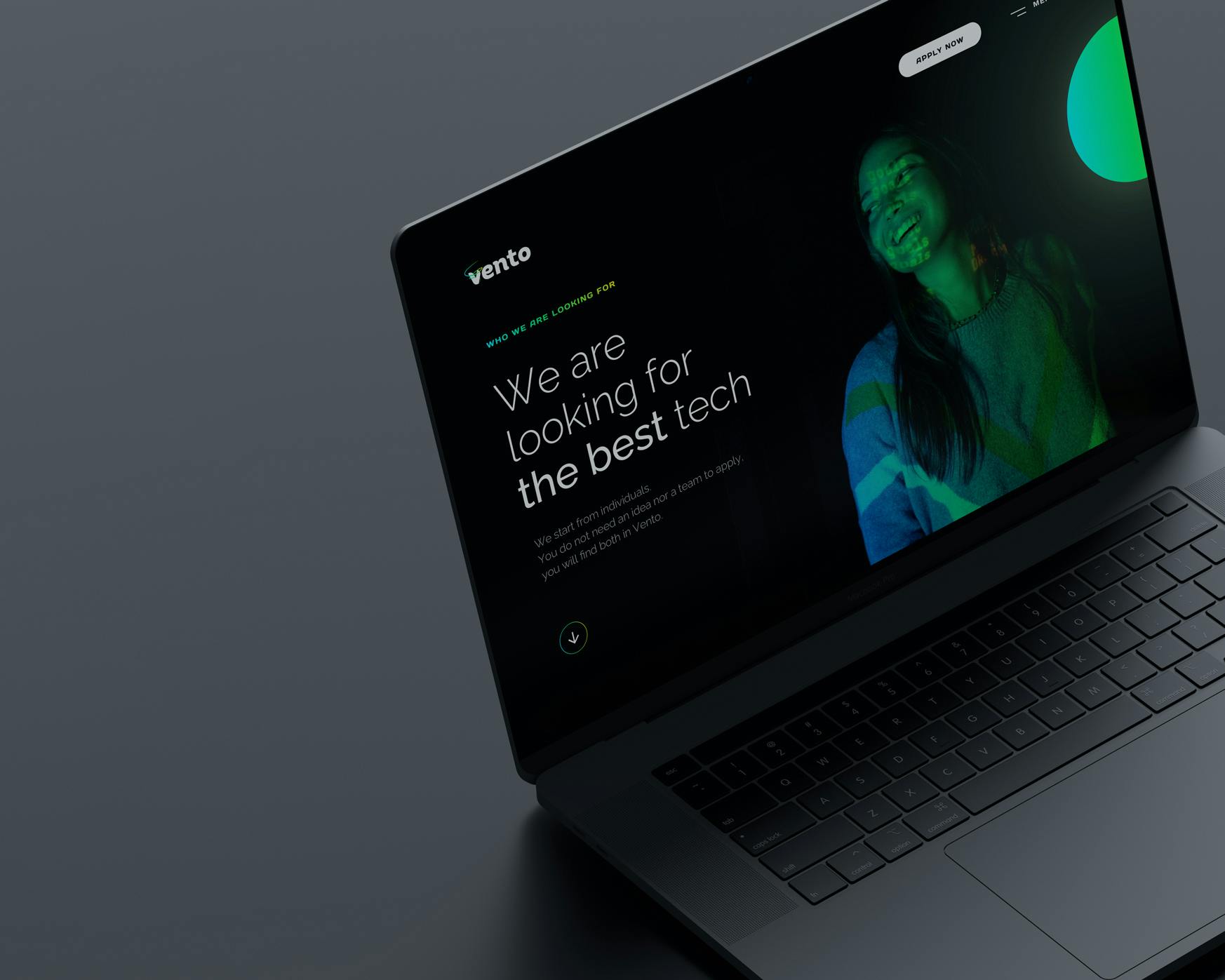 Un laptop grigio scuro è aperto su una superficie liscia, mostrando uno schermo con un sito web futuristico caratterizzato da testo in verde e immagini digitali, che cerca "la migliore tecnologia".