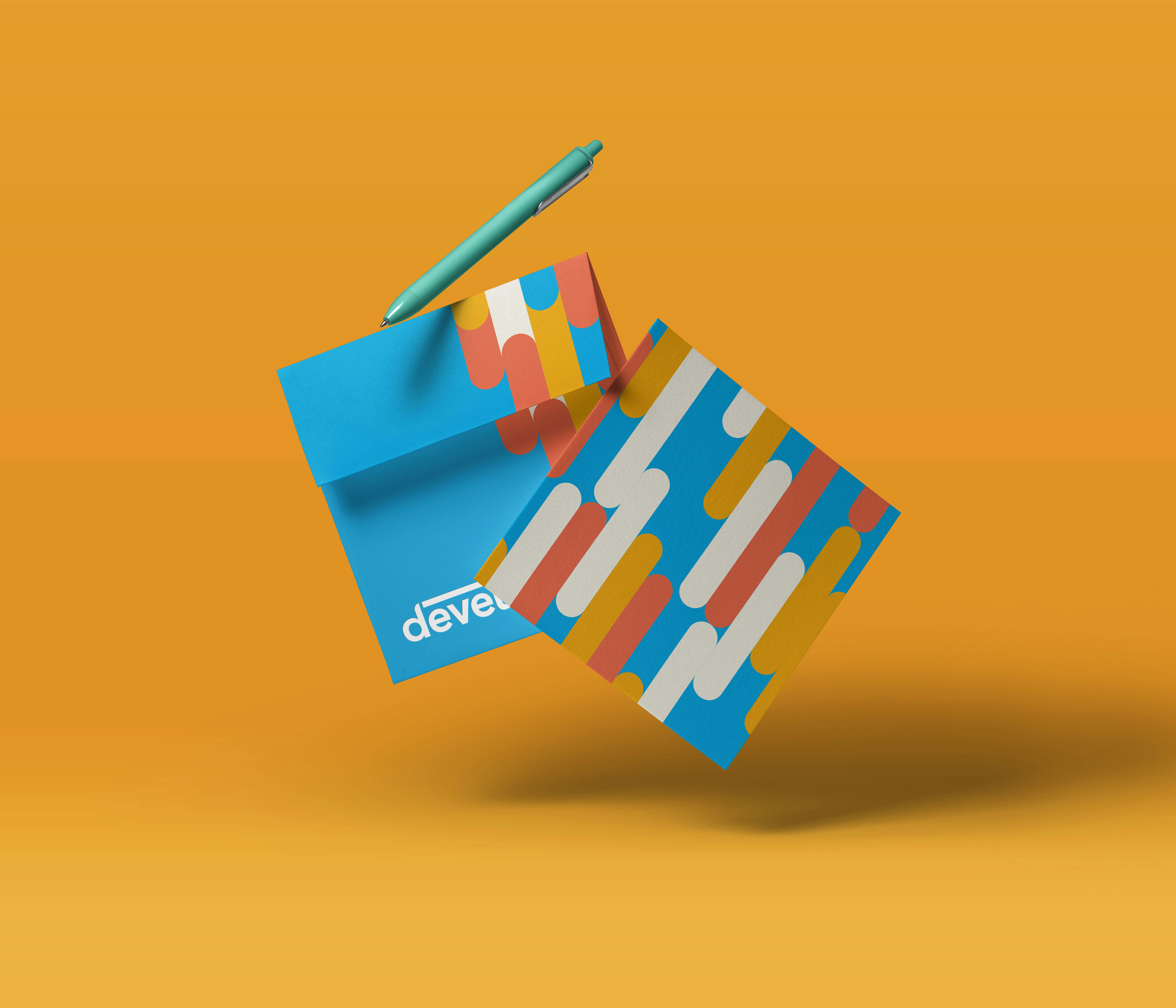 busta e invito develer con nuovo branding realizzato da Cantiere Creativo