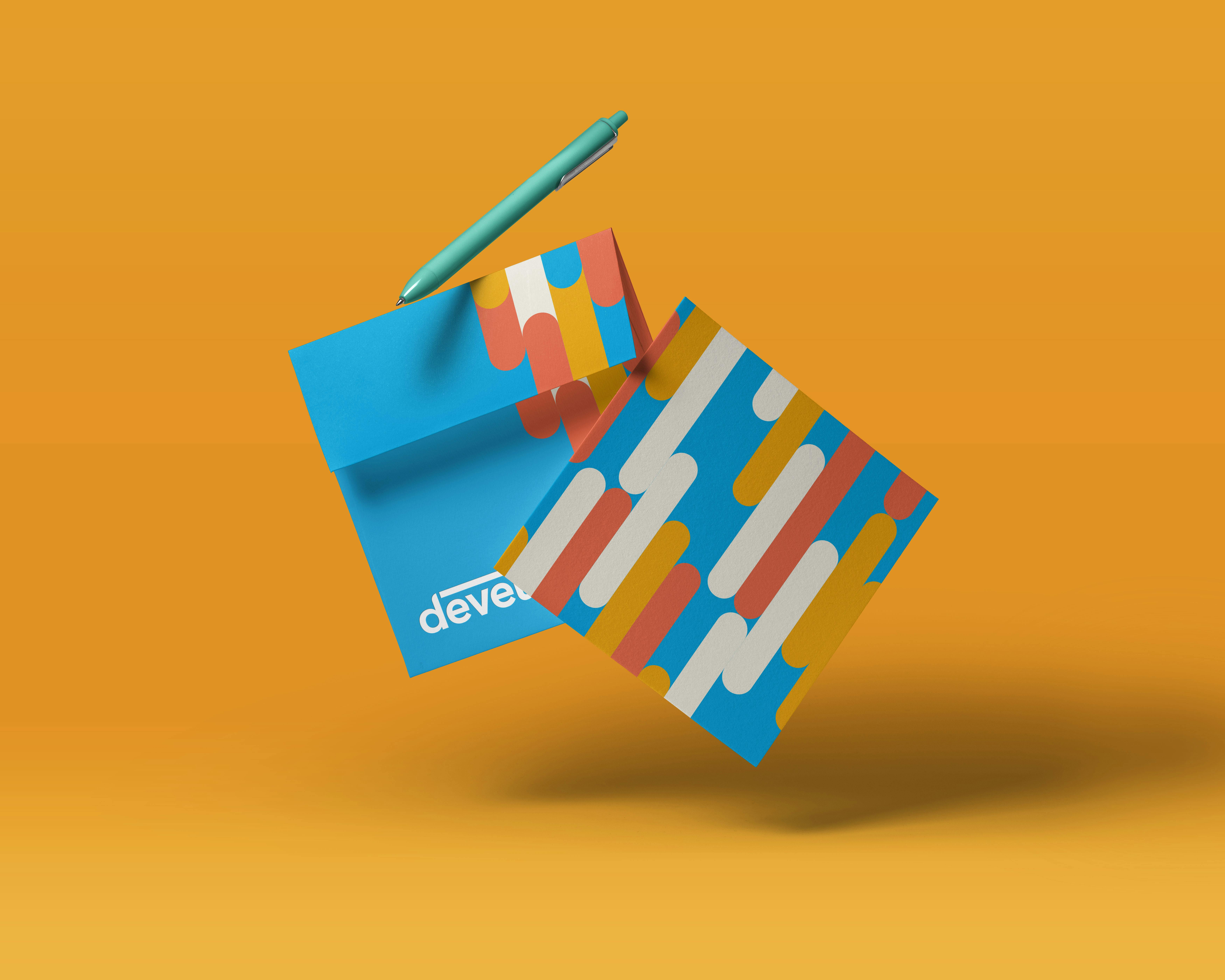 busta e invito develer con nuovo branding realizzato da Cantiere Creativo