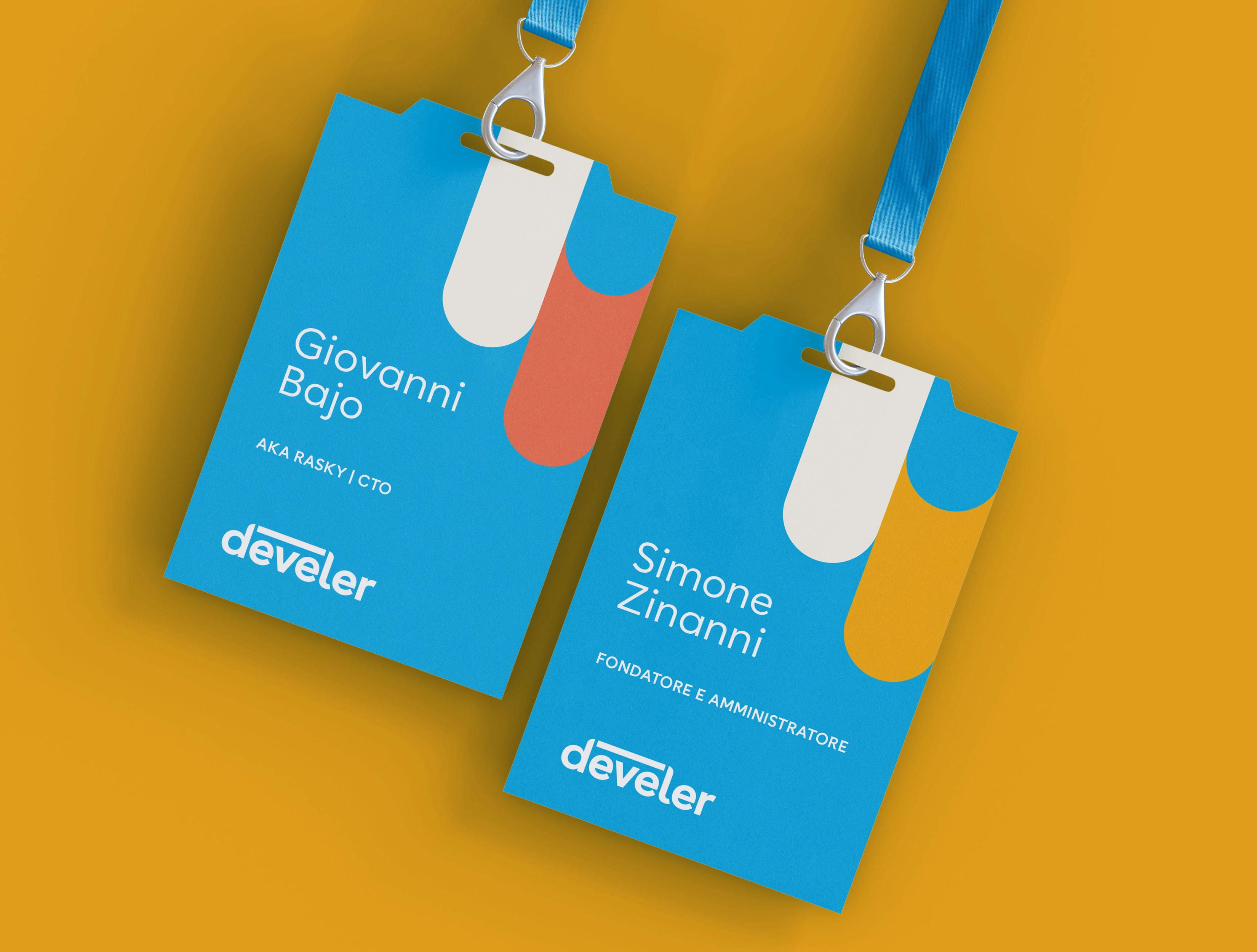 Targhetta per valigia su sfondo giallo con il nuovo branding di Develer realizzato da Cantiere Creativo
