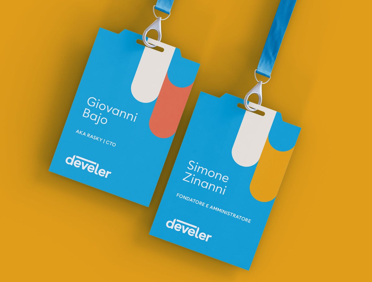 Targhetta per valigia su sfondo giallo con il nuovo branding di Develer realizzato da Cantiere Creativo