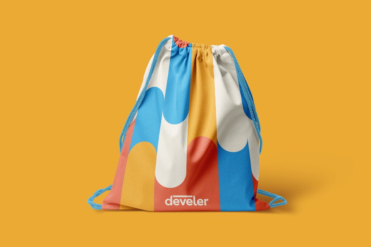 Gadget sacca develer su sfondo giallo con branding realizzato da Cantiere Creativo
