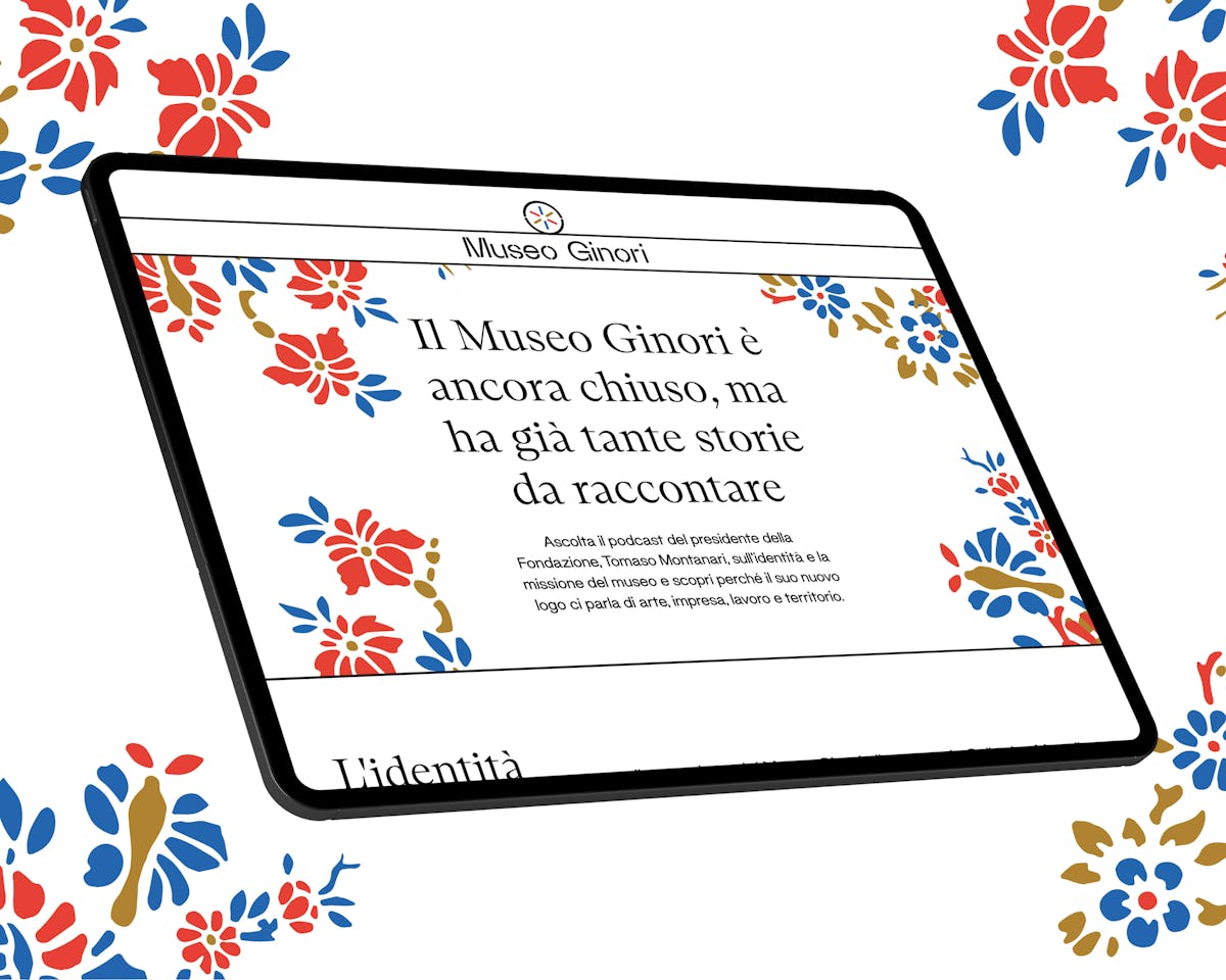 Un tablet che mostra la homepage del Museo Ginori su uno sfondo floreale.