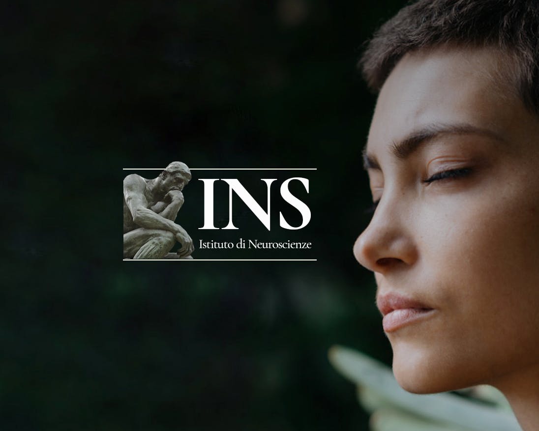 cover portfolio neuroscienze Cover portfolio istituto di neuroscienze con il logo e unapaziente a occhi chiuso rilassata