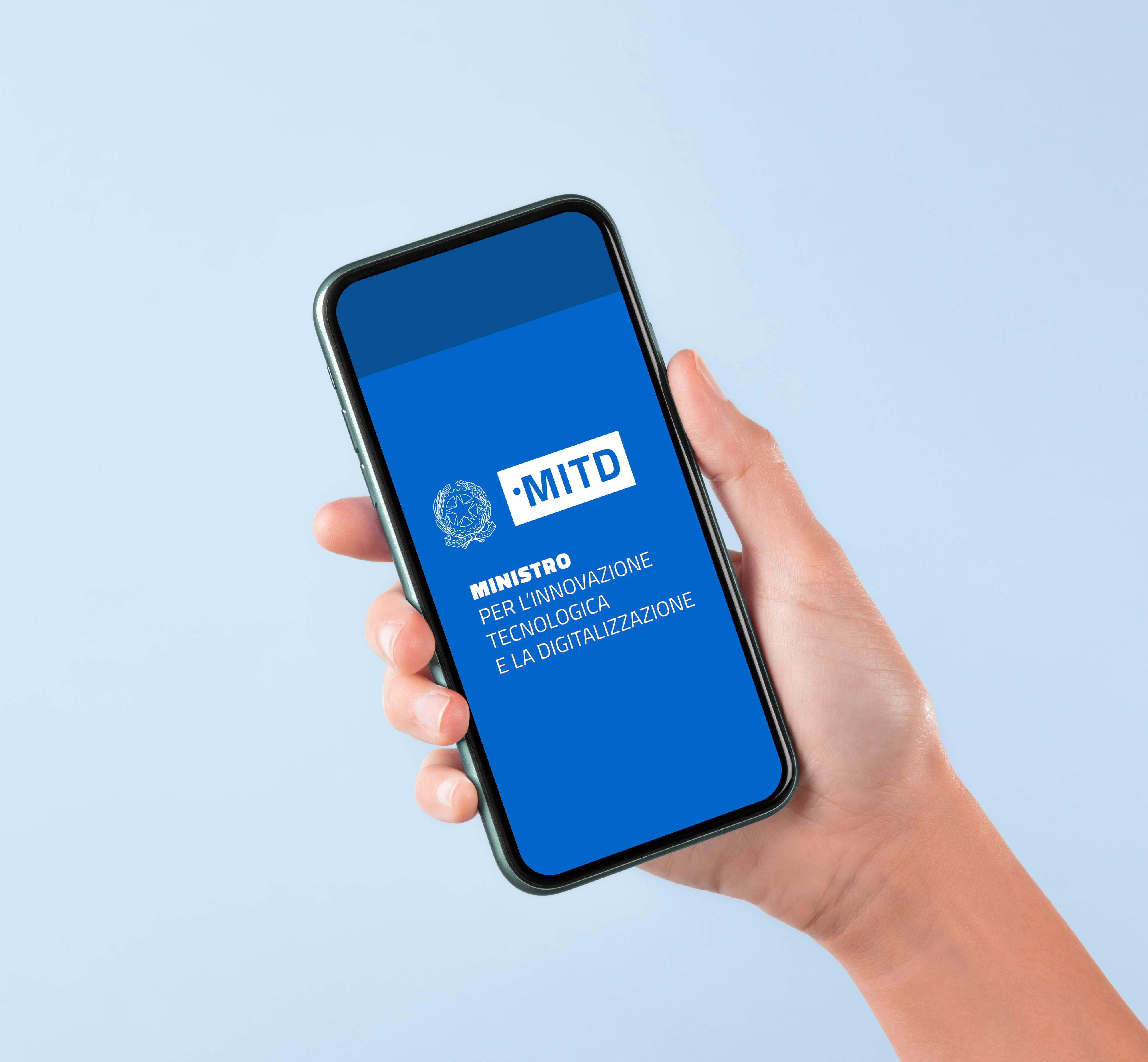 Cover portfolio Ministero Cover portfolio MITD che mostra una mano che tiene il sito da mobile