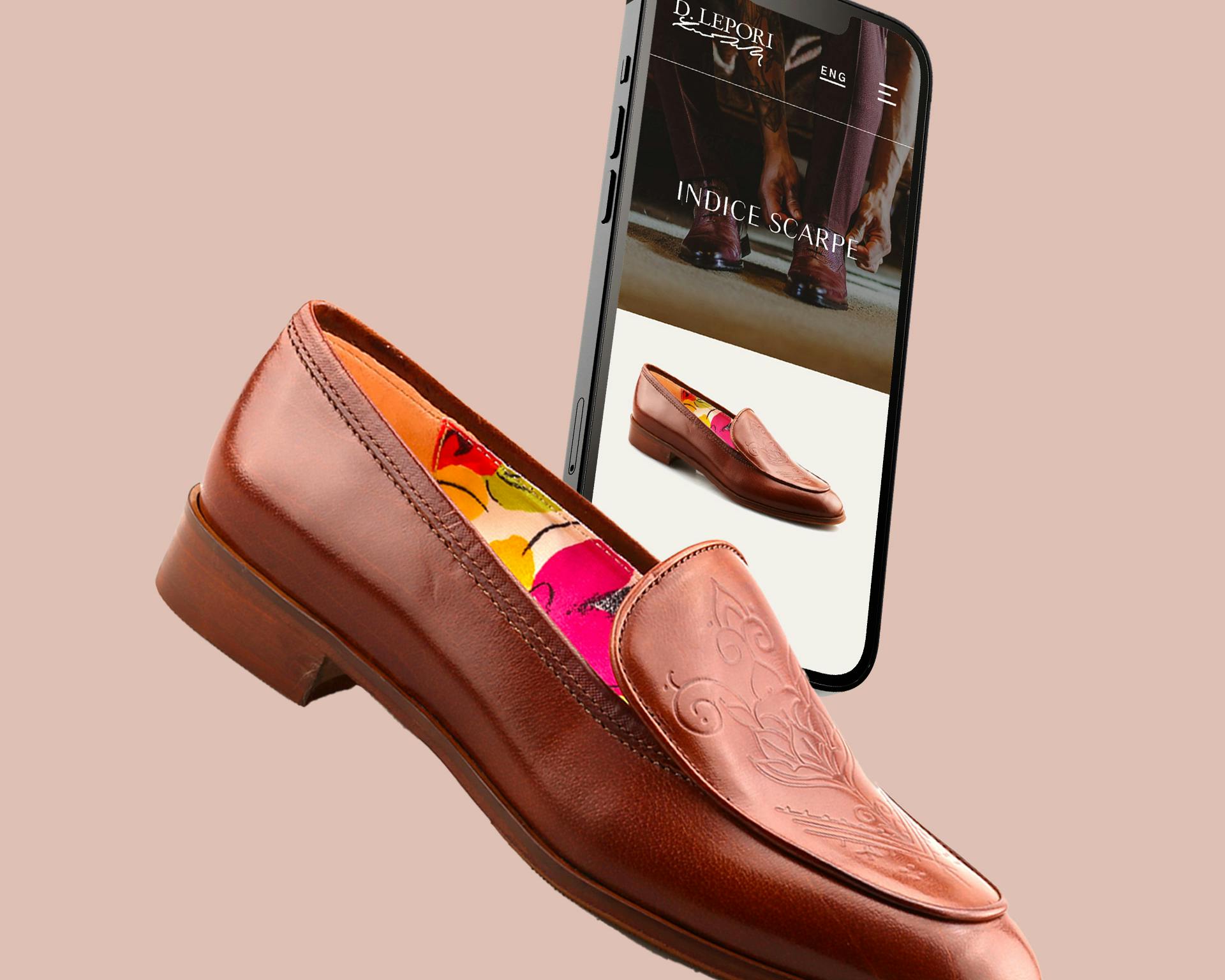 cover scheda portfolio Lepori Cover portfolio su sfondo rosa che mostra una scarpa Lepori e uno smartphone con il sito da mobile